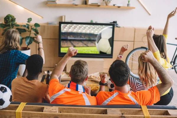 Vista Trasera Del Grupo Amigos Celebrando Haciendo Gestos Mientras Están — Foto de Stock