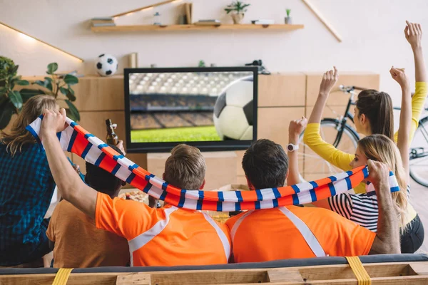 Grupo Aficionados Fútbol Que Celebran Hacen Gestos Mientras Están Sentados — Foto de Stock