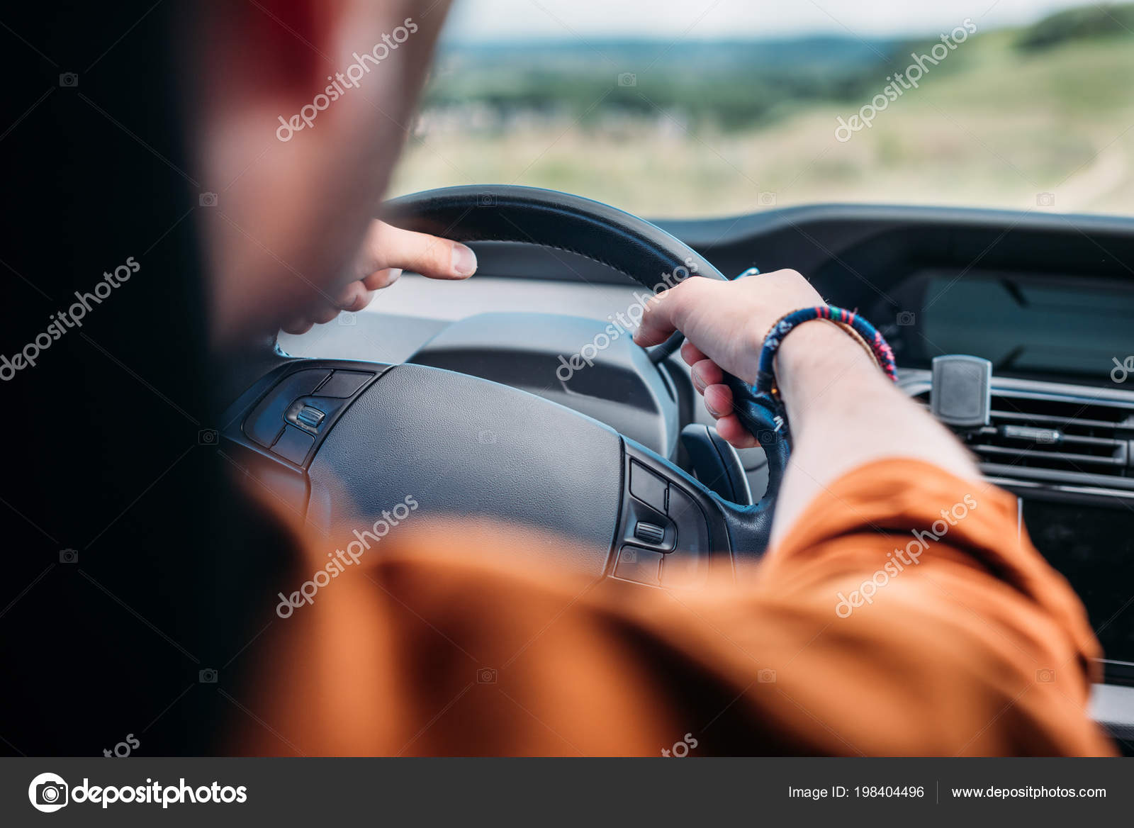 10 часов за рулем. Мужчина в костюме за рулем бмв. Мужские руки на руле. Уставший водитель. 10 часов за рулем.