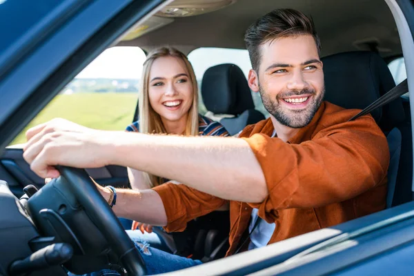 Close Shot Smiling Young Couple Sitting Car — Stock Photo, Image