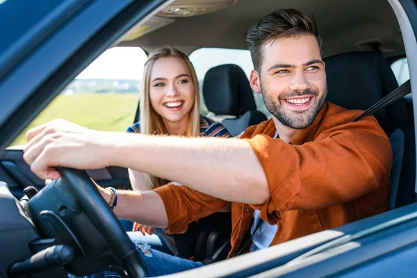 Nära Upp Skott Leende Unga Paret Sitter Bilen — Stockfoto