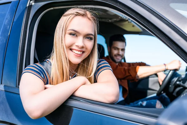 Porträtt Attraktivt Leende Kvinna Som Sitter Bilen Med Pojkvän — Stockfoto