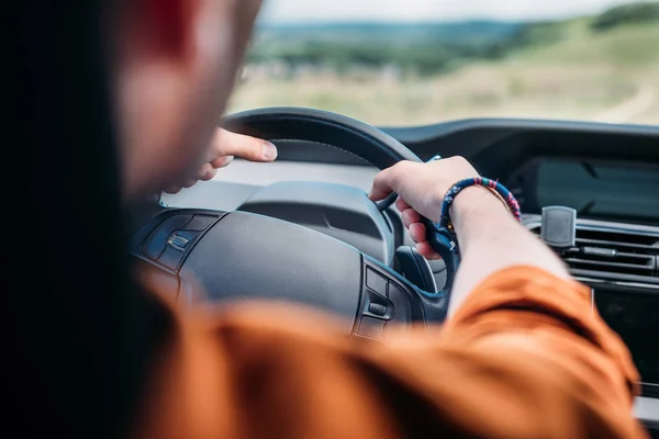 Imagen Recortada Del Hombre Sentado Detrás Volante Del Coche —  Fotos de Stock