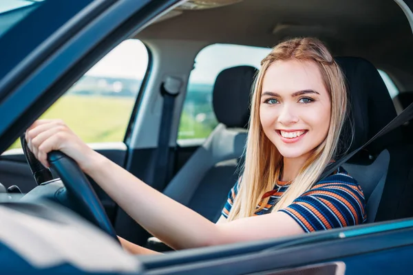 Bliska Strzał Uśmiechający Się Młoda Kobieta Siedzi Kierownicą Samochodu — Zdjęcie stockowe