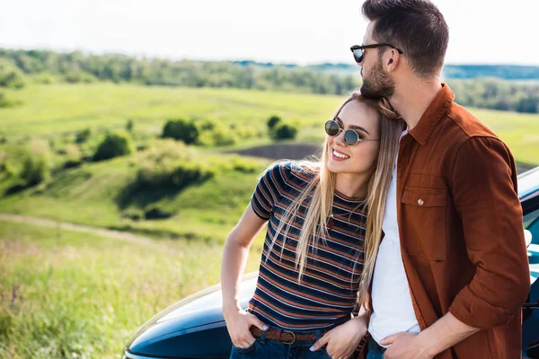 Stylish Young Couple Sunglasses Standing Car Rural Meadow — Stock Photo, Image