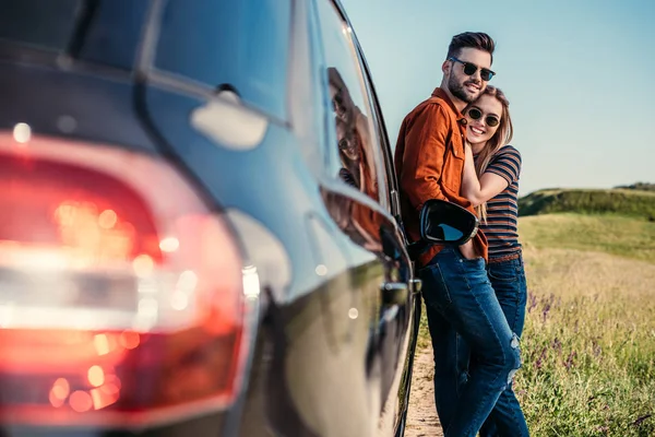 Feliz Pareja Con Estilo Gafas Sol Pie Cerca Coche Prado — Foto de Stock