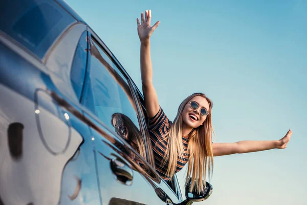 Tiefansicht Einer Stilvollen Frau Mit Sonnenbrille Die Sich Aus Dem — Stockfoto