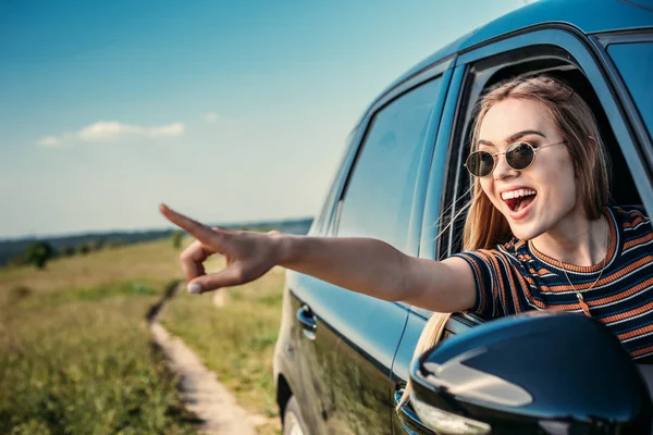 Verrast Jonge Vrouw Zonnebril Leunend Hand Van Auto Venster Door — Stockfoto