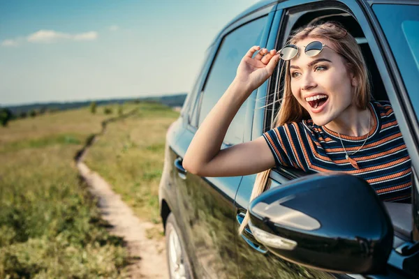 Szczęśliwa Kobieta Zaskoczony Wychyla Się Okna Samochodu — Zdjęcie stockowe