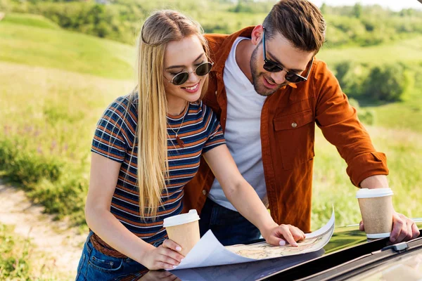 Smiling Stylish Couple Tourists Paper Cups Coffee Looking Destination Map — Stock Photo, Image