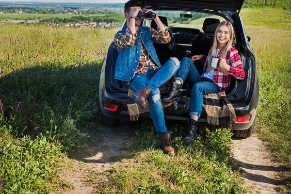 Turista Masculino Mirando Través Prismáticos Mientras Que Novia Sonriente Sentado — Foto de Stock