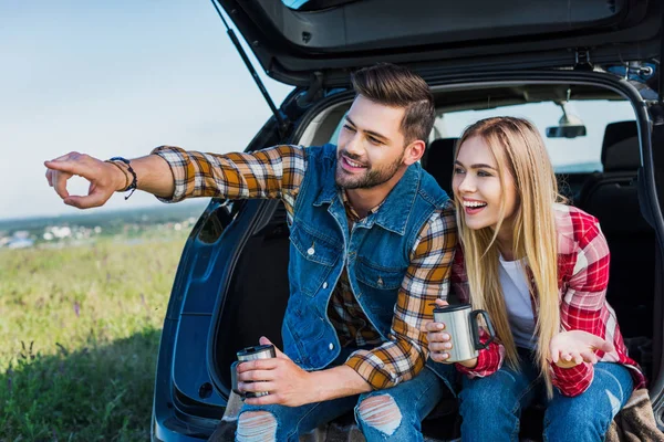 Joven Con Taza Café Señalando Con Mano Novia Sonriente Sentado — Foto de Stock