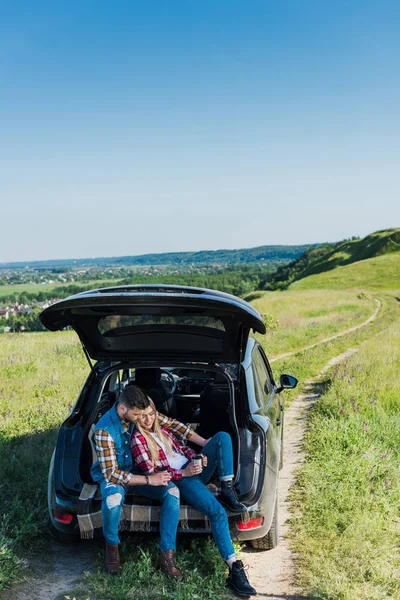 Kırsal Alan Araba Bagajında Oturup Kahve Fincanı Ile Şık Seyahat — Stok fotoğraf
