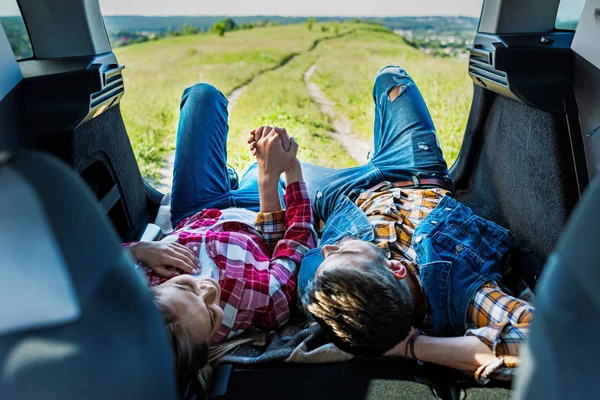 Elevated View Couple Tourists Laying Car Trunk Holding Hands Rural — Stock Photo, Image