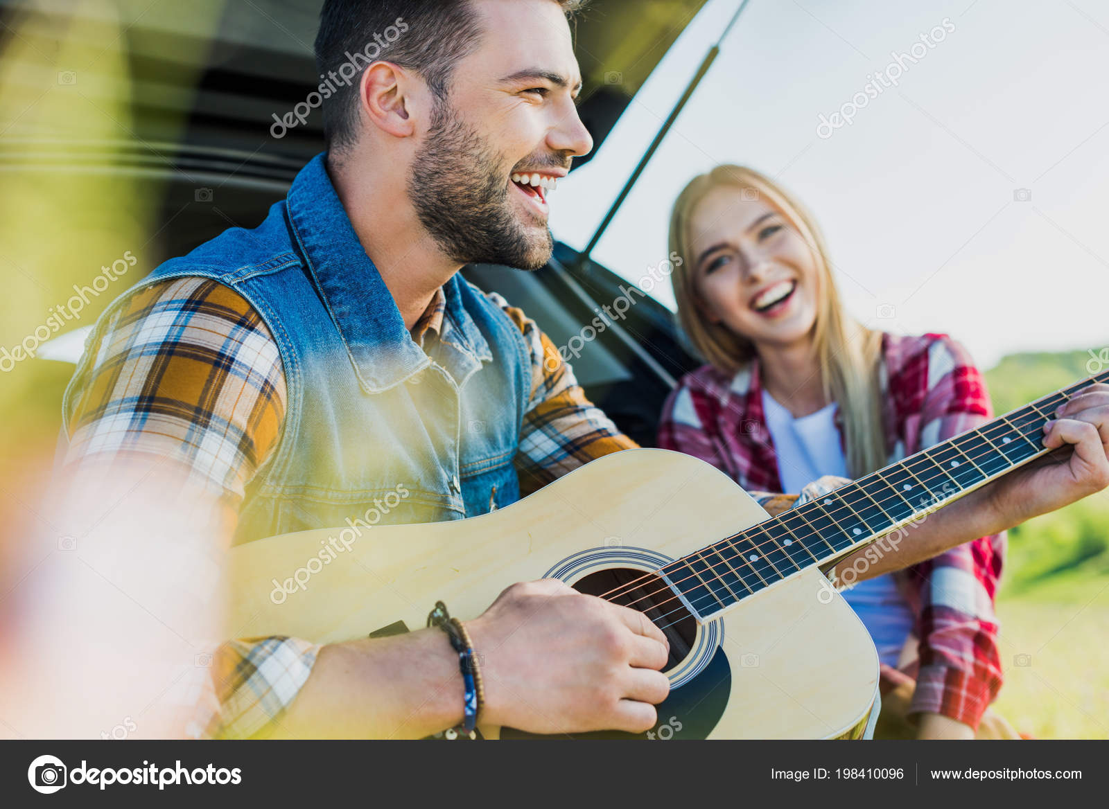 Вид Сбоку Улыбающегося Мужчины Играющего Акустической Гитаре Время.