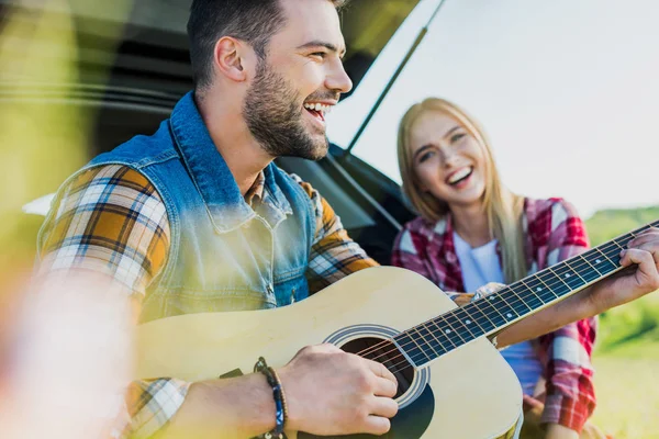 Vista Lateral Del Hombre Sonriente Tocando Guitarra Acústica Mientras Novia — Foto de Stock