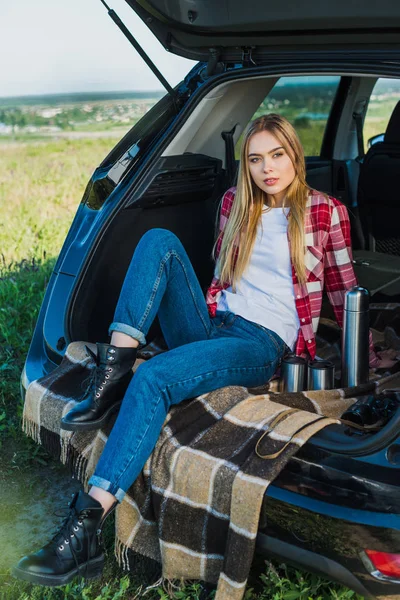 Jonge Vrouw Zittend Auto Kofferbak Met Koffie Kopjes Thermos Landelijk — Stockfoto