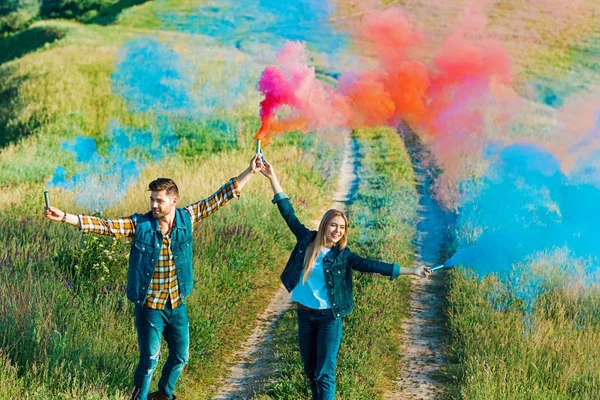 Vista Ángulo Alto Pareja Joven Sosteniendo Bombas Humo Colores Prado — Foto de Stock