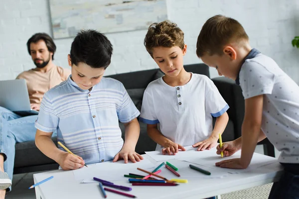 Crianças Desenho Fotos Com Lápis Coloridos Enquanto Pai Usando Laptop — Fotografia de Stock
