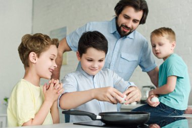 Yemek yumurta kahvaltı birlikte evde mutfak aile portresi