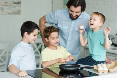 yemek kahvaltı birlikte evde mutfak aile portresi