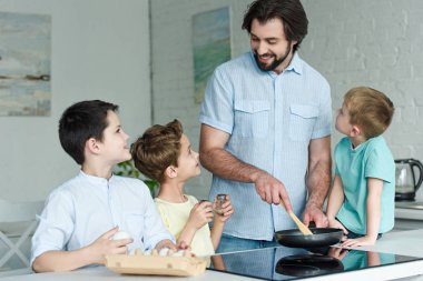 Aile Yemek yumurta kahvaltı birlikte evde mutfak