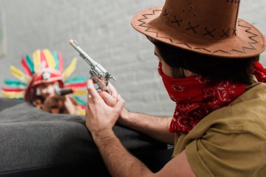 seçici odak baba ve küçük oğlu birlikte evde oynarken kostümleri