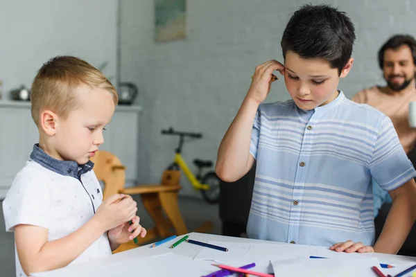 Niños Dibujando Dibujos Con Lápices Colores Mientras Padre Descansa Sofá — Foto de Stock