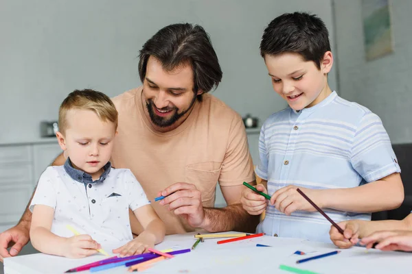 Ritratto Padre Che Aiuta Figli Disegnare Con Matite Colorate Casa — Foto Stock