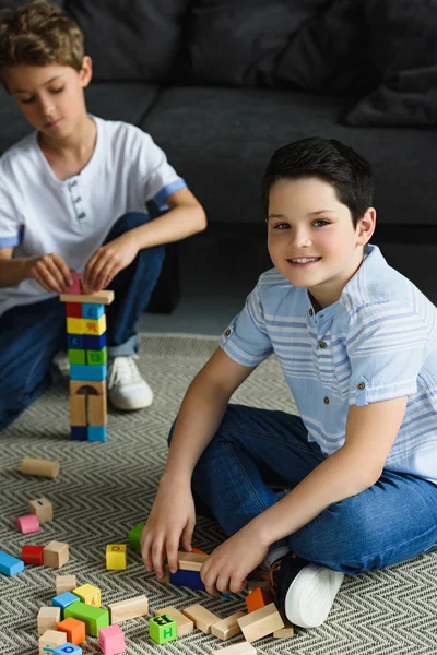 Selective Focus Boys Playing Wooden Blocks Floor Home — Free Stock Photo