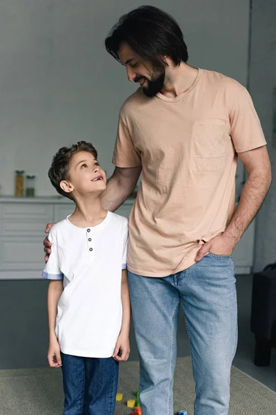 Portrait Smiling Boy Father Looking Each Other Home — Free Stock Photo