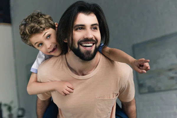幸福的父亲和小儿子的肖像指着在一起 而在家里一起 — 图库照片