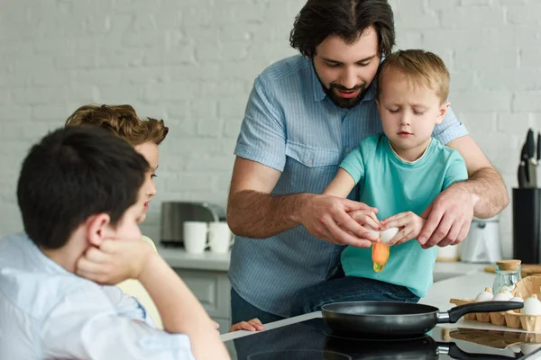 Familj Matlagning Ägg För Frukost Tillsammans Köket Hemma — Stockfoto
