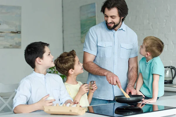 Familia Cocinar Huevos Para Desayuno Juntos Cocina Casa — Foto de Stock