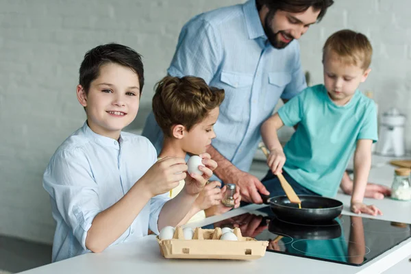 Familia Cocinar Huevos Para Desayuno Juntos Cocina Casa — Foto de Stock