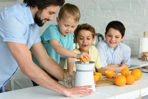 Familia Feliz Haciendo Jugo Naranja Fresco Cocina Casa — Foto de stock gratis