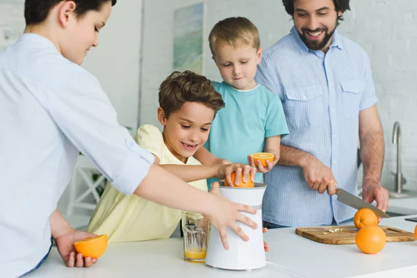 Щаслива Сім Робить Свіжий Апельсиновий Сік Кухні Вдома — стокове фото