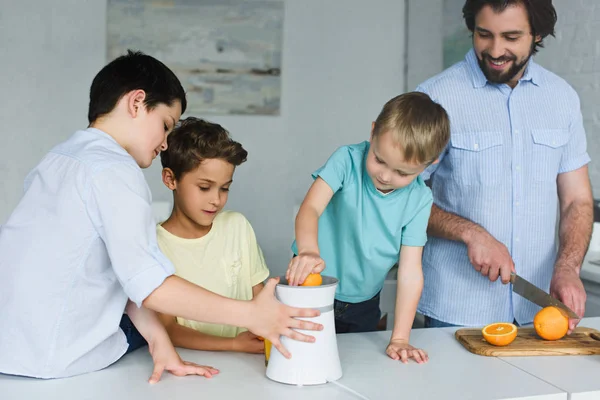 Retrato Padre Hijos Haciendo Zumo Naranja Fresco Cocina Casa — Foto de Stock