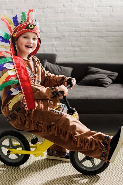 Menino Feliz Traje Indígena Runbike Jogando Casa — Fotografia de Stock