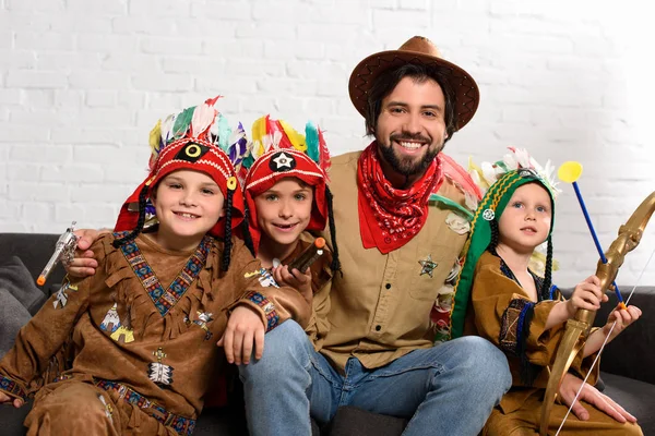 Lachende Vader Hoed Rode Bandana Zittend Bank Met Kleine Zonen — Stockfoto