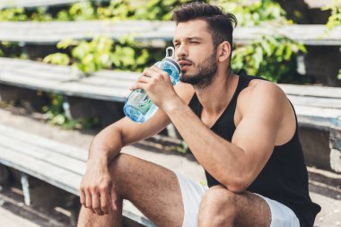 içme suyu ve spor Bahçesi, bankta oturmuş sporcu