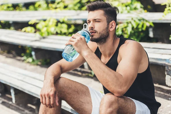 Deportista Beber Agua Sentarse Banco Patio Recreo Deportivo — Foto de Stock