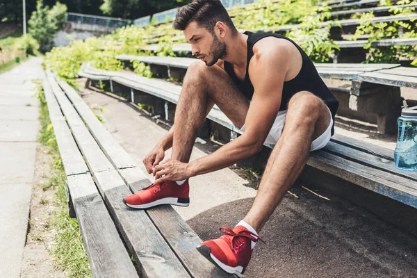 Vue Latérale Sportif Attachant Des Lacets Alors Était Assis Sur — Photo