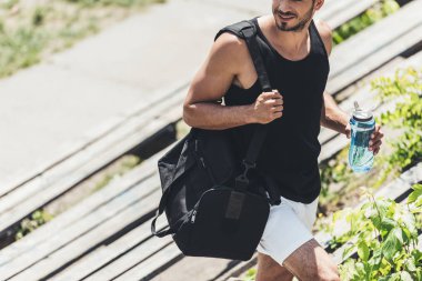 sporcu spor Bahçesi Spor donatımı merdivenlerde için çanta ve su şişe tutan kırpılmış görüntü 