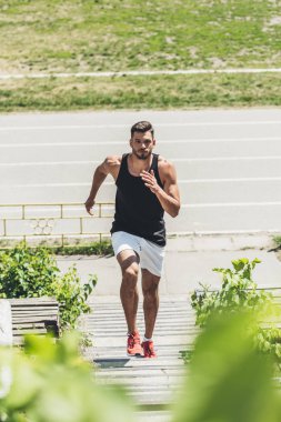 genç sporcu spor Bahçesi merdiven üzerinde egzersiz görünümünü yüksek açı 
