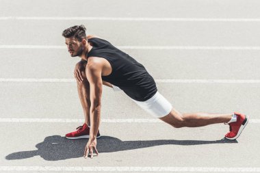 Erkek koşucu koşu parkuru, spor Bahçesi germe 