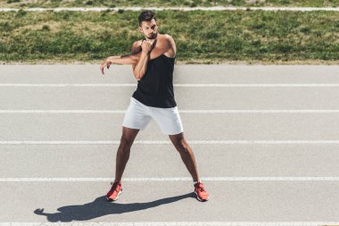 Erkek atlet koşu parkuru, spor Bahçesi germe 