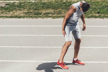 Genç sportif atlet almak koşu sırasında bacak yaralanma