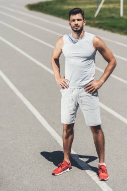 koşu parkuru silah akimbo ile ayakta atletik genç adam