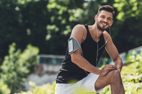 Deportista Sonriente Auriculares Con Teléfono Inteligente Caso Brazalete Corriendo Haciendo — Foto de Stock